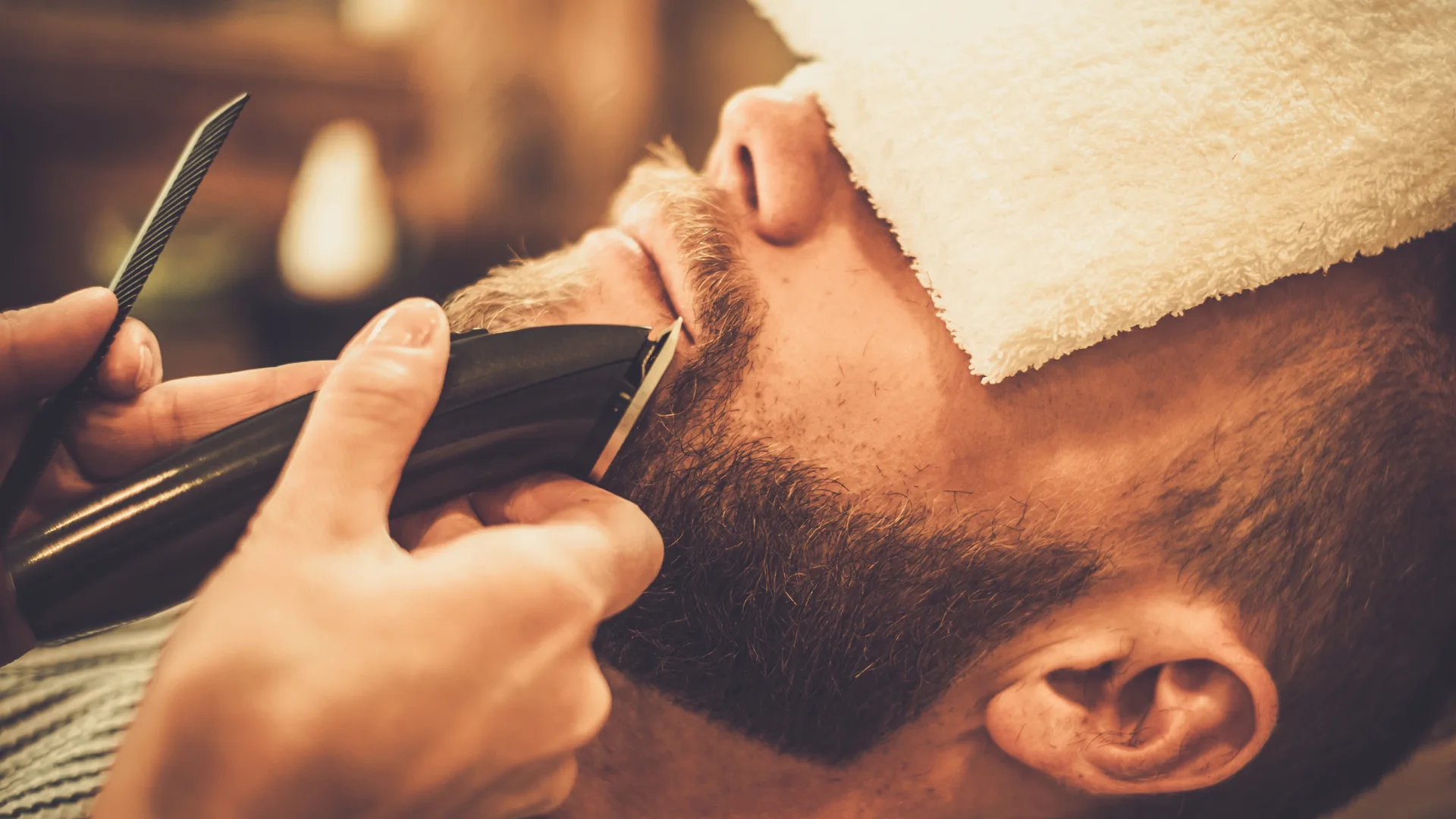 Klassische Hot Towel Rasur – Bart trimmen mit Kompressen beim Barber Graz