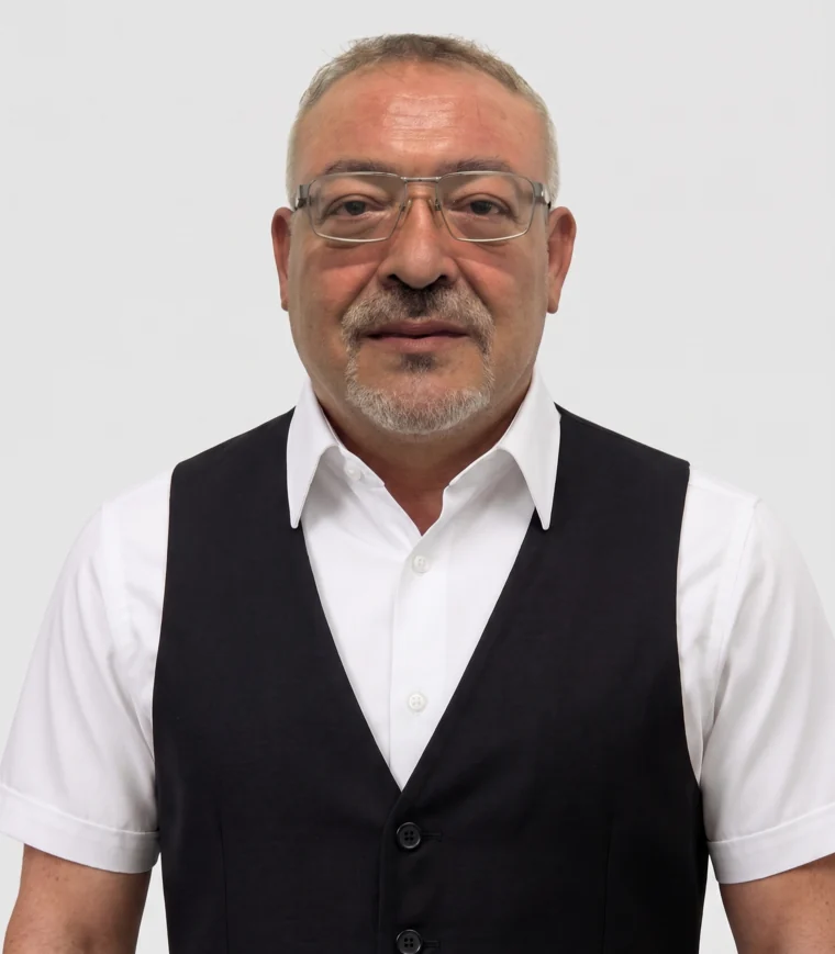 Uli – Master Barber im Onkel Fade Barbershop Shopping City Seiersberg mit 30 Jahren Erfahrung