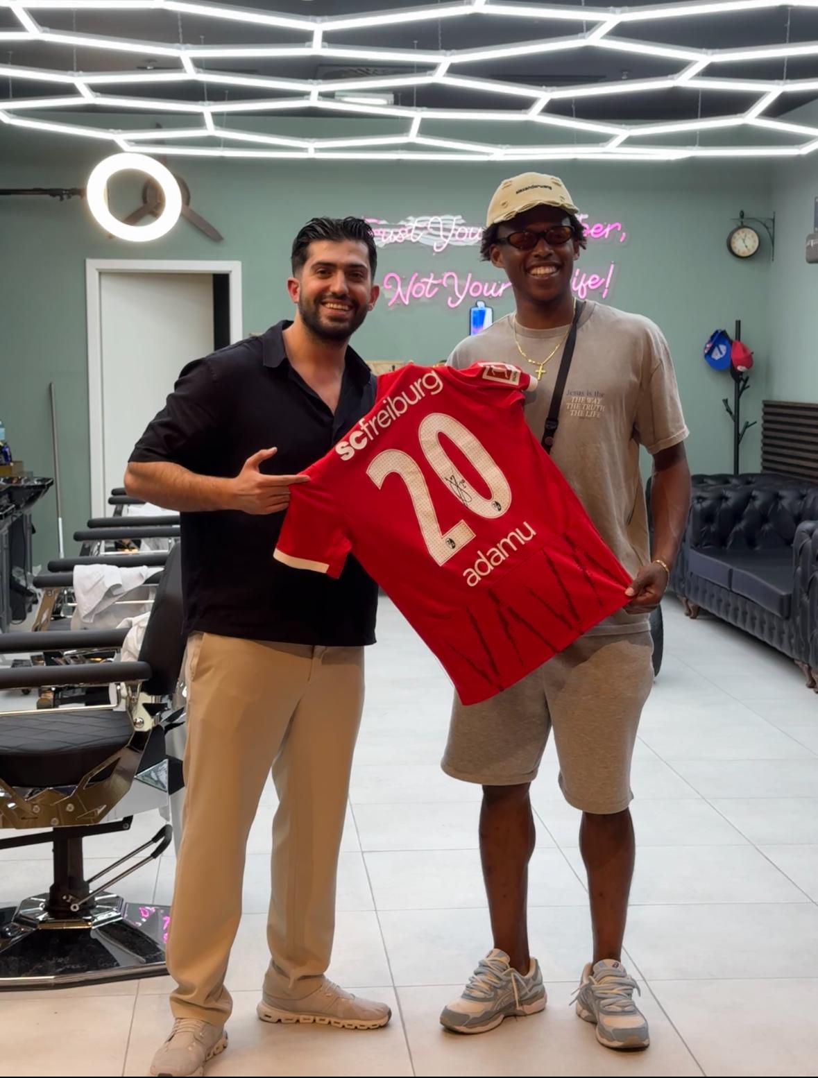 Junior Adamu (SC Freiburg) beim Friseur Onkel Fade Barbershop Graz